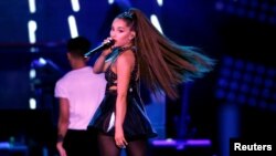 Ariana Grande saat tampil dalam konser "Wango Tango" di Stadion Banc of California, Los Angeles, California, 2 Juni 2018. (Foto: dok).