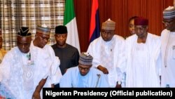 Shugaba Muhammad Buhari yana sa hannu a kasafin kudi