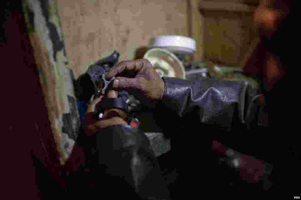 Abdallah can identify any spare part just by touching. (Hamada Elrasam/VOA)