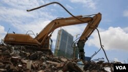 ទិដ្ឋភាព​នៃ​ការលូតលាស់​ផ្នែក​សំណង់​ក្នុង​ក្រុងភ្នំពេញ​ ប្រទេសកម្ពុជា ថ្ងៃទី៣ ខែ​សីហា ឆ្នាំ​២០១៧។​ (រ៉ាវី សុភារ័ត្ន/VOA)