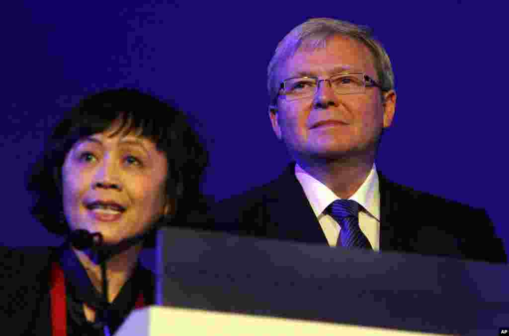 2010年11月中国财新传媒总编辑胡舒立在一次会议上介绍澳大利亚外长陆克文。2017年6月1日，美国财经杂志《福布斯》的网站报道说：&ldquo;中国有名望的新闻人之一，财新传媒的创始人胡舒立正在要求纽约州法官杰拉德&middot;莱博维奇强迫郭交出文件和录音录像，以便支持他对胡和财新的指控。&rdquo; 这似乎意味着胡舒立已经在美国起诉了郭文贵。 郭文贵6月3日表示非常欢迎潘石屹和胡舒立在美国起诉他。