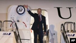 Wakil Presiden Joe Biden melambaikan tangannya saat tiba di Bandar Udara Internasional Tokyo, Senin (2/12). (AP/Koji Sasahara)