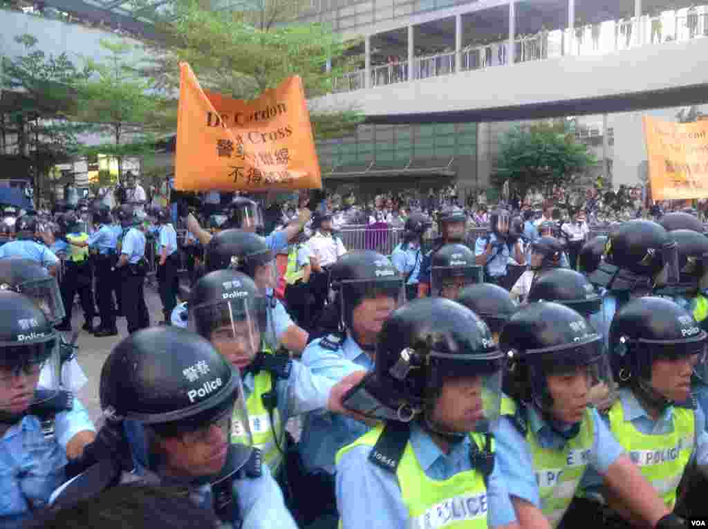 港人声援占中抗拒警方封锁中环金钟多处瘫痪（美国之音海彦拍摄）