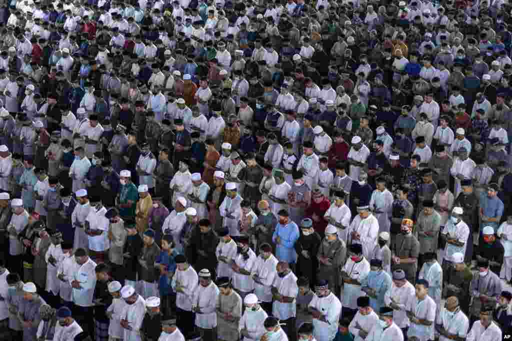 انڈونیشیا کے صوبے اچے میں منعقد ہونے والے نماز عید کے اجتماعات میں سماجی دوری کے ضابطے کا خیال نہیں رکھا گیا۔