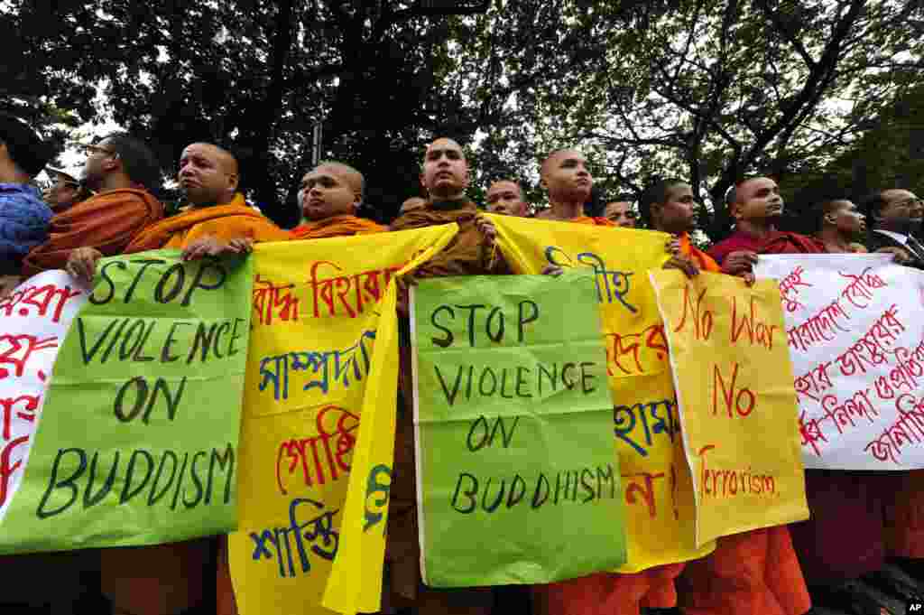 Bangladeshi Buddhist monks stage a protest in Chittagong on September 30, 2012 after Muslims torched Buddhist temples in southern Bangladesh. 