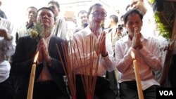 រូបឯកសារ៖ មេដឹកនាំ​គណបក្ស​សង្គ្រោះ​ជាតិ និង​លោក ជា មុន្នី ប្រធាន​សហជីព​សេរី​កម្មករ​កម្ពុជា អុជ​ធូប​បួងសួង​នៅ​កន្លែង​ដែល​លោក ជា វិជ្ជា​ត្រូវ​ឃាតករ​បាញ់​សម្លាប់​កាលពី​ឆ្នាំ២០០៤។ (ហេង រស្មី/ VOA Khmer)