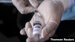 រូបឯកសារ៖ បុគ្គលិក​ថែទាំ​សុខភាព​ ត្រៀម​ចាក់វ៉ាក់សាំង AstraZeneca នៅ​ប្រទេស​ឥណ្ឌូនេស៊ី។