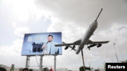 Drone tiruan yang dimunculkan saat demonstrasi sebagian besar pendukung Houthi, berunjuk rasa untuk menunjukkan solidaritas bagi Palestina di Jalur Gaza, di Sanaa, Yaman 1 Maret 2024. (Foto: REUTERS/Khaled Abdullah)