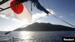 Kepulauan Senkaku yang disengketakan oleh Jepang dan China terlihat dari sebuah kapal nelayan Jepang (foto: dok). 