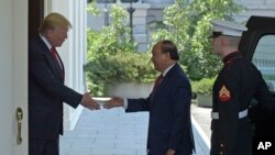 President Donald Trump welcomes Vietnamese Prime Minister Nguyen Xuan Phuc to the White House in Washington, Wednesday, May 31, 2017. (AP Photo/Susan Walsh)