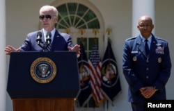 조 바이든(왼쪽) 미국 대통령이 25일 백악관 로즈가든에서 찰스 브라운(오른쪽) 공군참모총장을 차기 합창의장으로 지명한다고 발표하고 있다.
