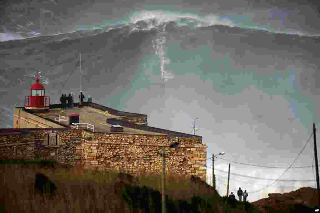 Dalam foto yang dirilis oleh organisasi selancar Nazare Qualifica, peselancar AS Garrett McNamara mengarungi ombak di lepas pantai Praia do Norte di Nazare, Portugis (28/1).