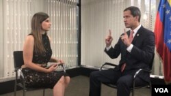 Pemimpin oposisi Venezuela, Juan Guaido (kanan) saat diwawancarai reporter VOA Adriana Nunez Rabascal, di Caracas, Venezuela, 19 Agustus 2019. 