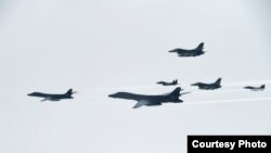 Pesawat tempur Angkatan Udara AS B-1B Lancers milik Skadron Bom Ekspedisi ke-9, diberangkatkan dari Pangkalan Angkatan Udara Dyess, Texas, bersama jet tempur F-15 milik Angkatan Udara Korea Selatan dan Angkatan Udara Amerika Serikat terbang di atas Semenanjung Korea (7/7). (photo courtesy of Republic of Korea air force).