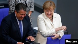 Kanselir Jerman Angela Merkel dan Wakil Kanselir Sigmar Gabriel dalam pertemuan puncak Uni Eropa (7/7). Berlin, Jerman. (foto: REUTERS/Hannibal Hanschke)