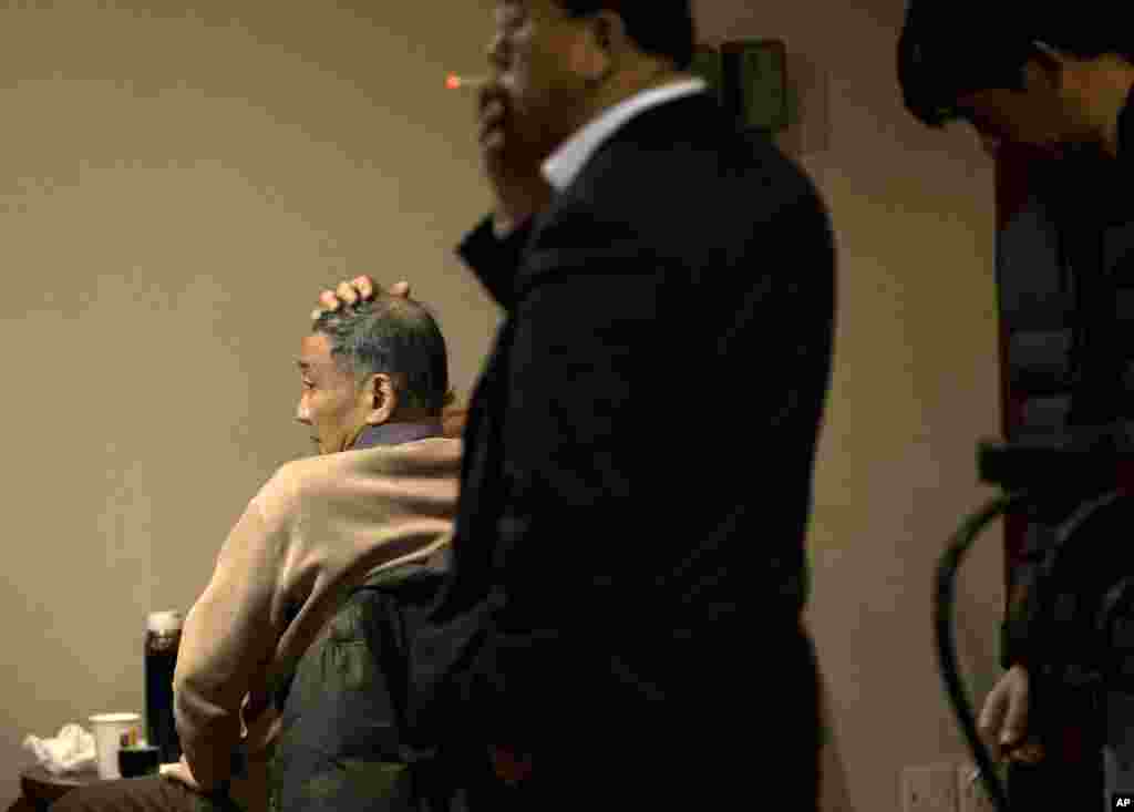 Keluarga China penumpang pesawat Malaysia Airlines menunggu berita terbaru di sebuah ruangan hotel, Beijing, China, 10 Maret 2014.