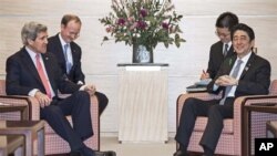 Menlu AS John Kery (kiri) dan PM Jepang Shinzo Abe di rumah dinas PM Jepang di Tokyo (15/4).