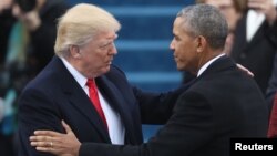 도널드 트럼프 미국 대통령(왼쪽)이 지난달 20일 대통령 취임식에서 바락 오바마 전임 대통령과 악수하고 있다.
