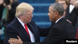 Presiden AS Donald Trump bersalaman dengan pendahulunya, Barack Obama, sebelum acara pelantikan di Washington (20/1). (Reuters/Carlos Barria)