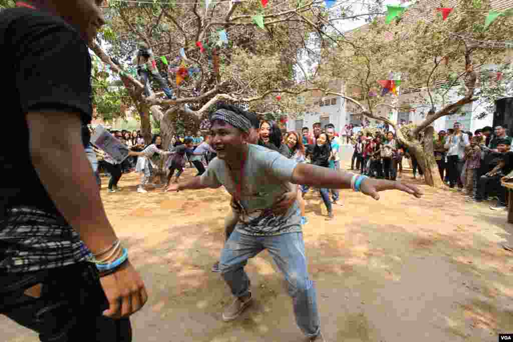 យុវជនខ្មែរមួយក្រុមលេងល្បែងចាប់កូនក្លែងក្នុងពិធីមួយដើម្បីប្រារព្ធចូលឆ្នាំខ្មែរនៅវត្តជ្រោយអំពិលខ័ណ្ឌច្បារអំពៅរាជធានីភ្នំពេញកាលពីថ្ងៃសៅរ៍ទី០៩ខែមេសានេះ។ ប្រជាជនខ្មែរប្រារព្ធពិធីបុណ្យចូលឆ្នាំខ្មែរចាប់ពី ថ្ងៃទី ១៣ដល់ទី១៦ខែមេសាឆ្នាំ២០១៦នេះ នៃ​ឆ្នាំ​វក សត្វ​ស្វា។ (ឡេង ឡែន/VOA)​
