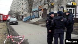 Polisi Rusia mengamankan kawasan permukiman di St. Petersburg, Rusia, 6 April 2017. (Foto: dok).