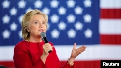 លោកស្រី Hillary Clinton ឆ្លើយ​សំណួរ​ពី​អ្នក​ចូលរួម​ក្នុង​យុទ្ធនាការ «Family Town Hall» នៅ​ក្នុង​ក្រុង Haverford រដ្ឋ Pennsylvania កាលពី​ថ្ងៃទី៤ ខែតុលា ឆ្នាំ២០១៦។