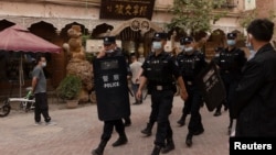 中国警察在新疆喀什老城巡逻。（2021年5月4日）