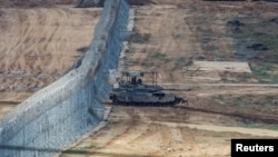 یک تانک اسرائیلی طی آتش‌بس موقت، در نزدیکی مرز بین اسرائیل و غزه گشت می‌زند - ۲۸ نوامبر ۲۰۲۳ (۷ آذر ۱۴۰۲)