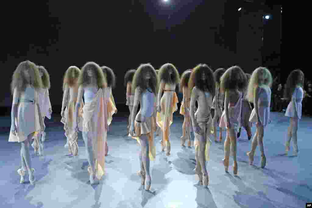 Para model memamerkan busana rancangan Viktor dan Rolf pada pameran fesyen &#39;Haute Couture&#39; untuk Musim Semi/Panas 2014 di Paris, Perancis.