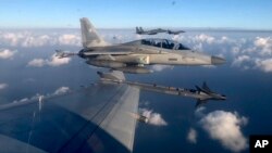 资料照片: 2023年11月21日菲律宾空军一架FA-50PH喷气式战斗机加入菲律宾和美国在巴丹群岛和西菲律宾海地区的海上巡逻