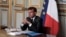 ARHIVA - Francuski predsednik Emanuel Makron na video konferenciji iz Jelisejske palate u Parizu, 18. maja 2020. 