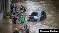인도네시아 수도 자카르타 주민들이 20일 침수 피해 지역에서 이동하고 있다.