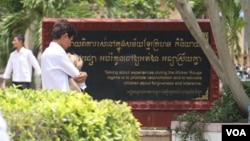 ពាក្យស្លោក​ដែល​បាន​ដាក់​នៅ​ក្នុង​វិទ្យាល័យ​ទួលទំពូង ក្នុង​ទីក្រុង​ភ្នំពេញ ដើម្បី​លើក​ទឹកចិត្ត​សិស្សា​នុសិស្ស ឲ្យ​និយាយ​ជាមួយ​ជនរងគ្រោះ​ក្នុង​របប​ខ្មែរក្រហម «និយាយ​​ពី​ការរស់នៅ​ក្នុង​សម័យ​ខ្មែរក្រហម​ គឺ​និយាយ​ពី​ការផ្សះផ្សារ អប់រំ​កូន​ចៅ​ឲ្យ​អត់ឱន អធ្យាស្រ័យ​គ្នា»។ (ស៊ូ ពិសែន/VOA Khmer)