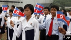 지난 2011년 8월 북한 라선 경제특구에서 중국인 방문객들을 위한 환영행사에 동원된 북한 주민들. (자료사진)