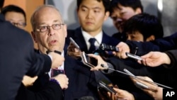 한국을 방문 중인 대니얼 러셀 미 국무부 동아시아태평양 담당 차관보가 26일 윤병세 한국 외교부 장관과 면담 후 기자들의 질문에 답하고 있다.