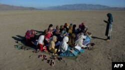 با وجود کمک های گستردۀ بین المللی در ۱۶ سال گذشته به معارف افغانستان، میلیون ها کودک افغان هنوز یا به معارف دسترسی ندارند و یا هم با کمترین امکانات آموزش می بینند