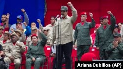 Le président vénézuélien Nicolas Maduro lors de la célébration du 7ème anniversaire de la milice bolivarienne devant le palais présidentiel de Miraflores à Caracas, au Venezuela le 17 avril 2017.