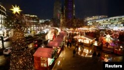 Suasana Pasar Natal di Breitscheid Square, Berlin, Jerman setelah dibuka kembali, 22 Desember 2016 (Foto: dok).