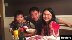 Xiyue Wang (tengah), seorang warga negara Amerika yang dinaturalisasi dari China, ditangkap di Iran pada Agustus lalu saat meneliti sejarah Persia untuk tesis doktoralnya di Princeton University, Wang berfoto bersama istri dan anak laki-lakinya dalam foto keluarga yang dirilis di Princeton, New Jersey, AS pada tanggal 18 Juli, 2017.