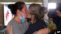 سڈنی ائرپورٹ پر ایک خاتون کا لاس اینجلس سے واپس وطن لوٹنے پر گھر والے والہانہ استقبال کر رہے ہیں۔