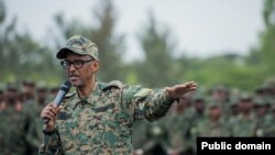 Rais wa Rwanda Paul Kagame akiwahutubia wanajeshi wa nchi hiyo waliokuwa katika mazoezi.