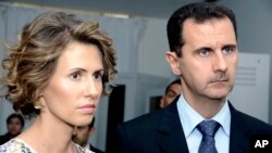 Suriya Prezidenti Bashar Assad (o'ngda) rafiqasi Asma Assad bilan, 2010-yil, 13-iyul.
