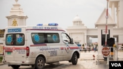 រូបឯកសារ៖ រថយន្ត​សង្រ្គោះ​បន្ទាន់​ដឹក​អ្នក​ជំងឺ​កូវីដ១៩​ឆ្ពោះទៅ​មជ្ឈមណ្ឌល The Premier Center ដែល​ពី​មុន​ជា​អគារ​សម្រាប់​រៀបចំ​ពិធី​អាពាហ៍ពិពាហ៍ តែ​ឥឡូវ​ប្រែក្លាយ​ជា​កន្លែង​ដាក់​អ្នក​ជំងឺ​កូវីដ១៩ ថ្ងៃទី២៧ ខែមេសា ឆ្នាំ២០២១។ (ទុំ ម្លិះ/វីអូអេ)