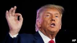 
Mantan presiden Donald Trump saat menghadiri kampanye di Las Vegas, 8 Juli 2023. (Foto: John Locher/AP Photo)