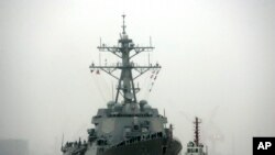 នាវា​ចម្បាំង​ USS Lassen របស់​ស.រ.អា។ នាវាអាមេរិក​ និងនាវាចិនសួរសុខទុក្ខគ្នានៅសមុទ្រចិនភាគខាងត្បូង។