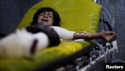 Seorang anak yang menjadi korban serangan udara dirawat di rumah sakit Sanaa, Yaman Rabu (15/7). 