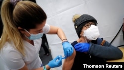 미국 뉴욕 시내 임시 시설에서 신종 코로나바이러스 백신을 접종하고 있다. (자료사진)