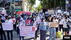 ពលរដ្ឋមីយ៉ាន់ម៉ាធ្វើបាតុកម្មប្រឆាំងរដ្ឋប្រហារយោធានៅទីក្រុងរ៉ង់ហ្គូន ប្រទេសមីយ៉ាន់ម៉ា កាលពីថ្ងៃពុធ ទី១០ ខែកុម្ភៈ ឆ្នាំ២០២១។