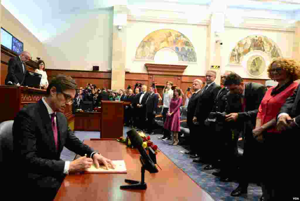 President Stevo Pendarovski sign's the oath in the Parliament 1
