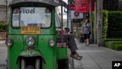 คนขับตุ๊กตุ๊กนอนหลับอยู่บนรถริมถนนในกรุงเทพฯ เมื่อ 27 สิงหาคม 2020 (ที่มา: AP/แฟ้มภาพ)